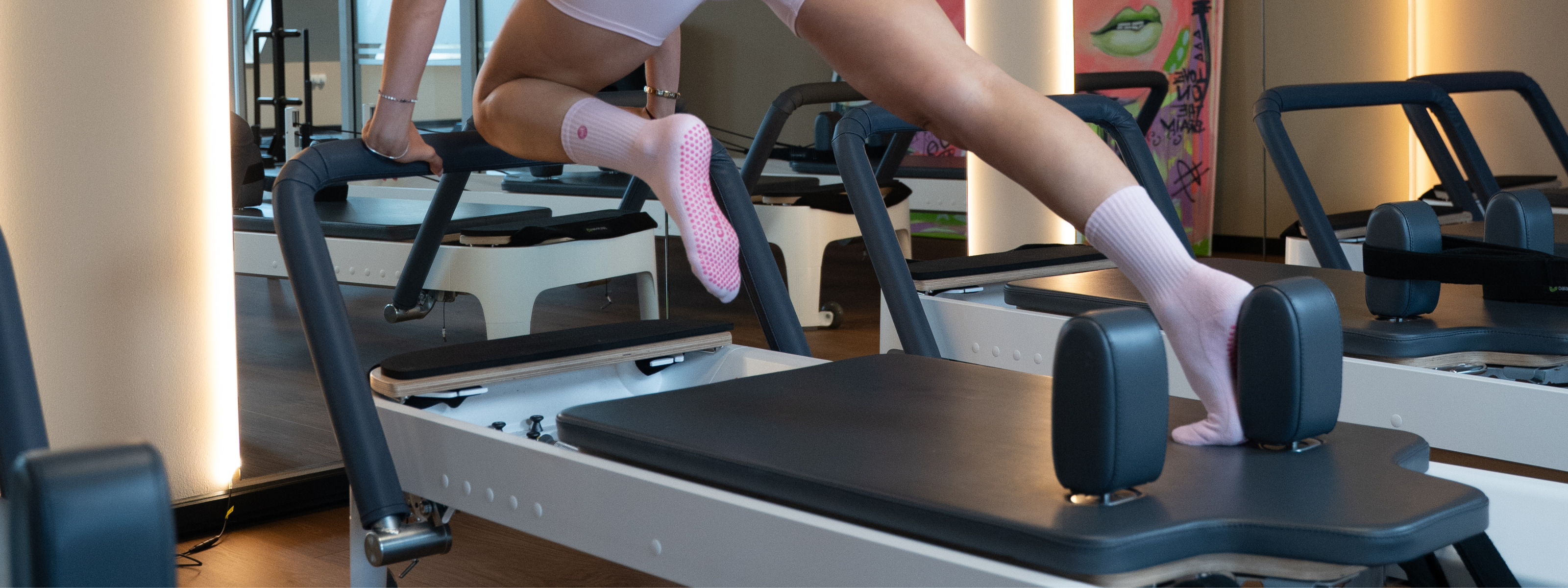 Pinke CASALEO Grip Socken im Reformer Pilates Kurs