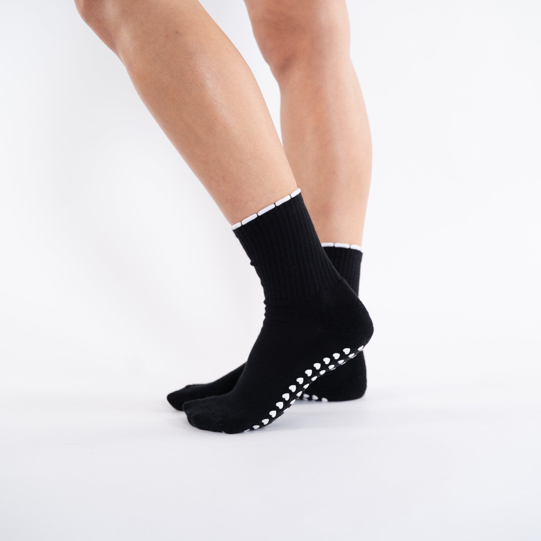 CASALEO Grip Socken in Schwarz mit Rüschen Detail in Weiß von der Seite