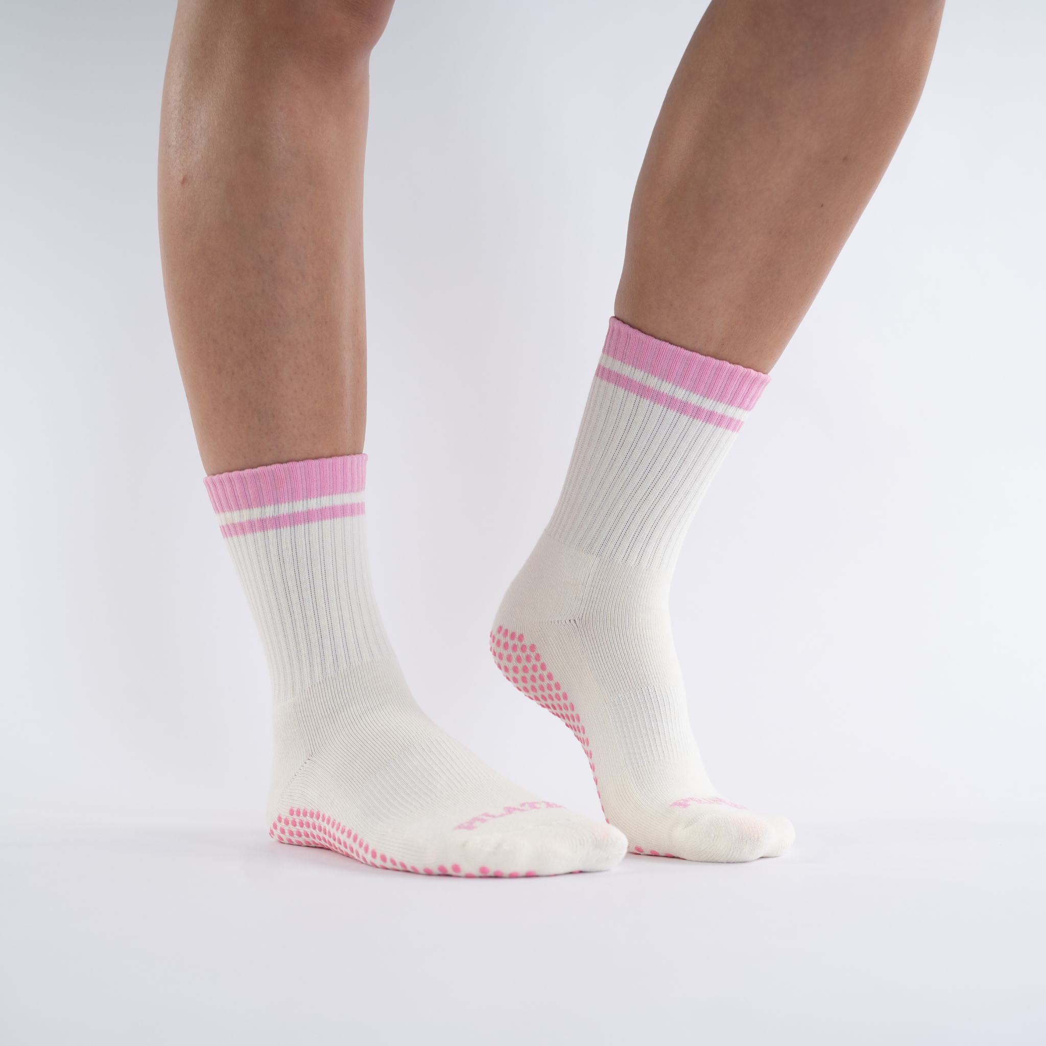 CASALEO Grip Socken in Oatmilk Weiß mit PILATES PRINCESS Schrift in Pink von vorne