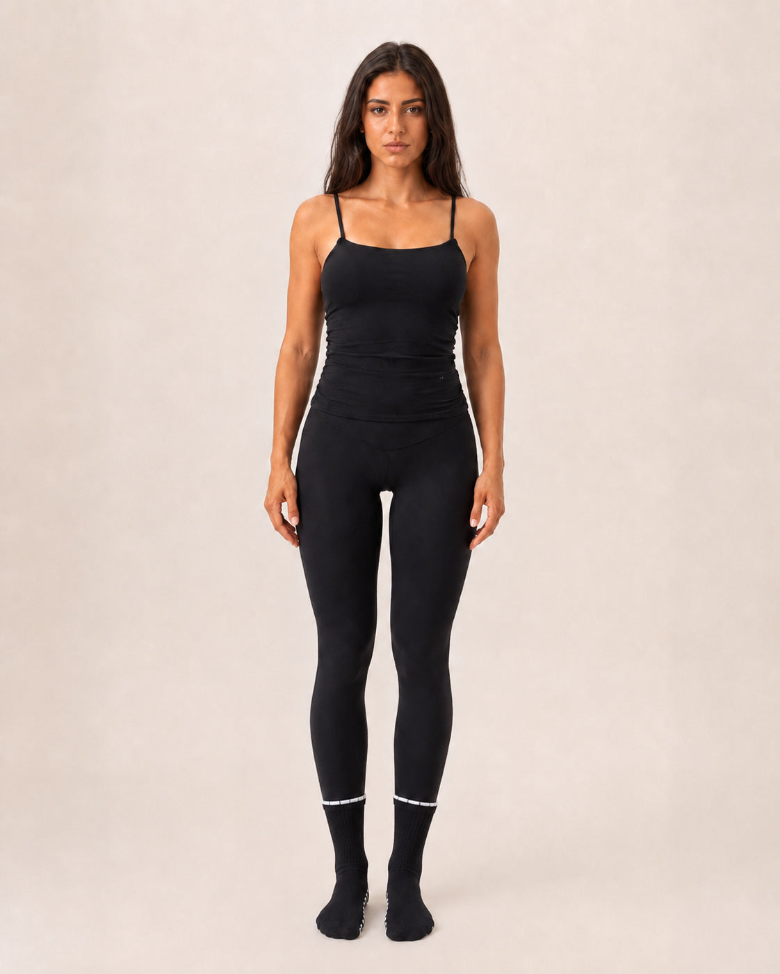 all black set von CASALEO — tight sculpt leggings, push strap top und Grip Socken in Schwarz am Model