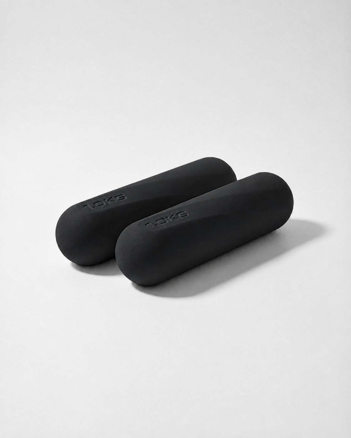 casaleo Pilates Hanteln 1 kg in Black parallel auf dem Boden #Farbe_Black