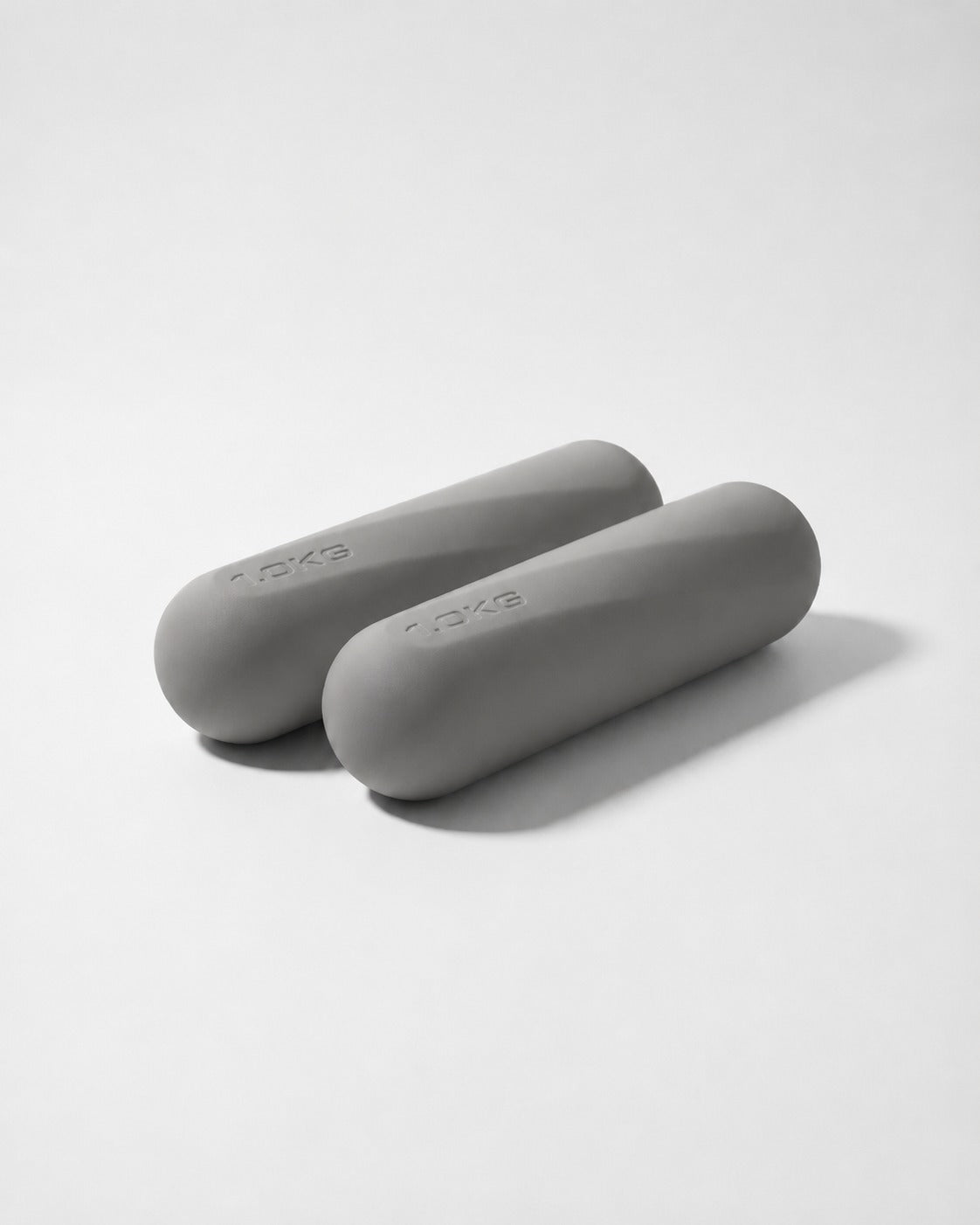 casaleo Pilates Hanteln 1 kg in Stone Grey parallel auf dem Boden #Farbe_Stone Grey