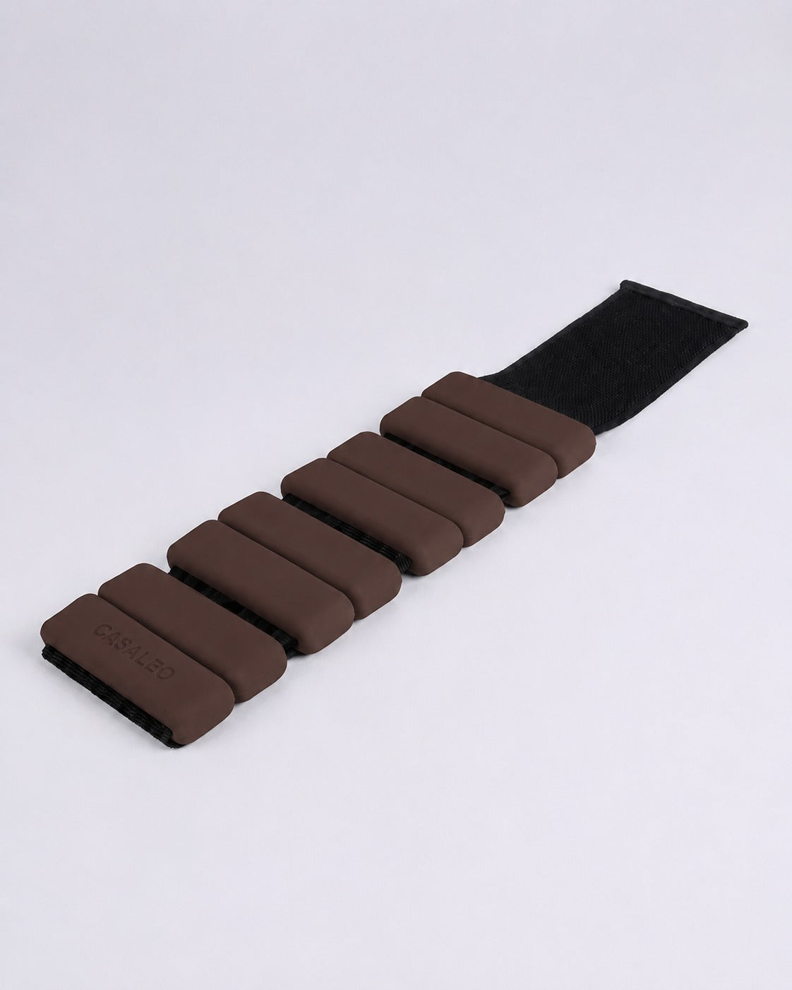 casaleo Gewichtsmanschette in Chocolate Brown im Studio #Farbe_Chocolate Brown