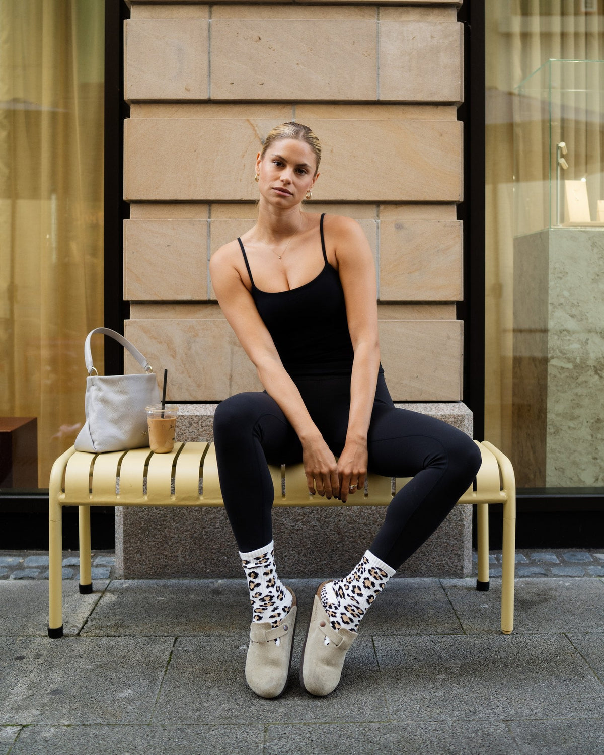 Push Set von casaleo: Push Strap Top, Tight Sculpt Leggings und Leo Grip Socken am Model
