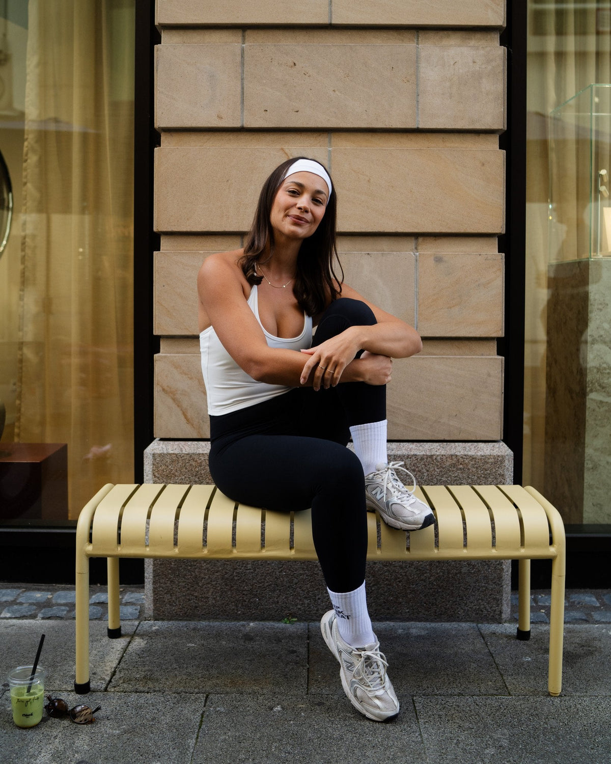 Hold Set von casaleo: Hold Neckholder Top, Tight Sculpt Leggings und Grip Socken am Model