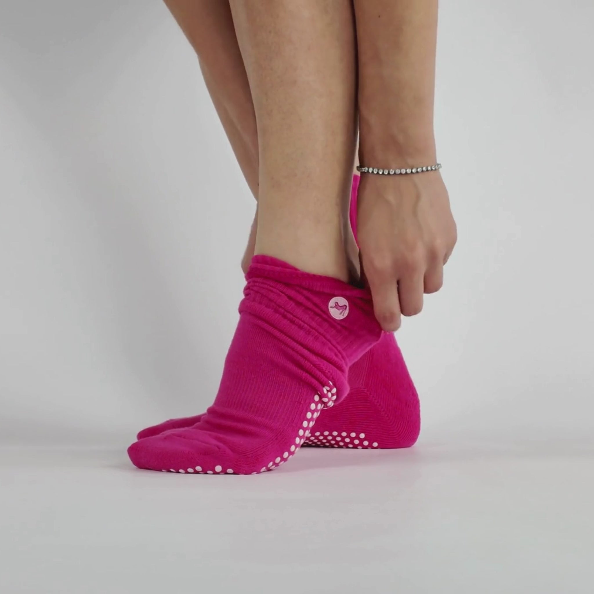 Video wie die CASALEO Grip Socken in Magenta angezogen werden