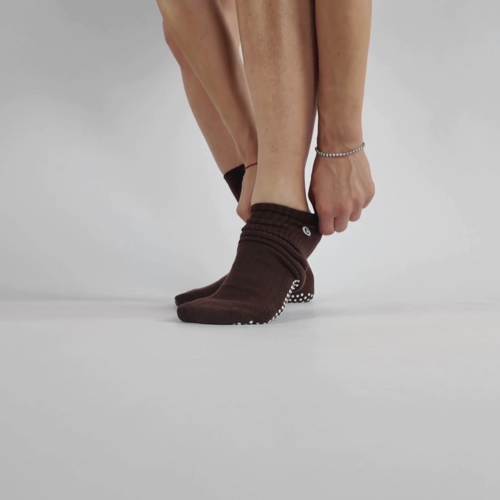 Video wie die CASALEO Grip Socken in Espresso Braun angezogen werden