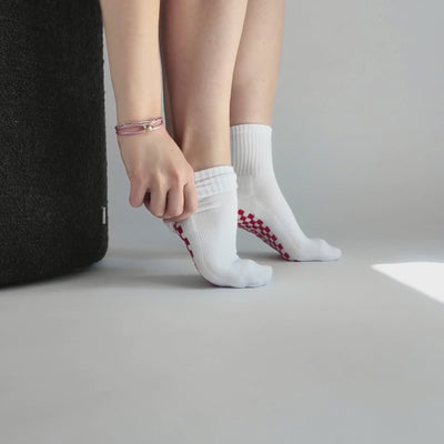 CASALEO Grip Socken mit roter Grip Sohle und Kirsch Icon, ideal für Pilates, Yoga und Barre beim Anziehen