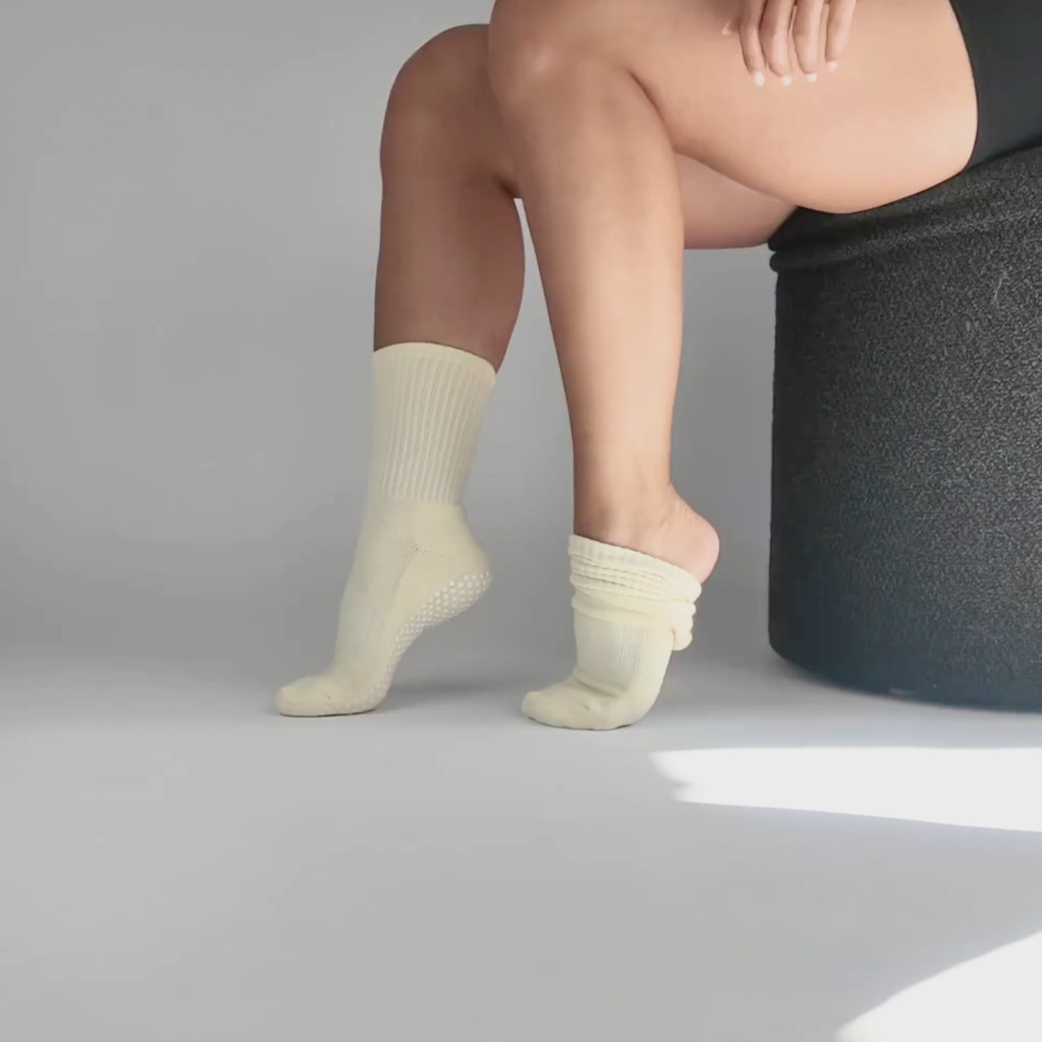 CASALEO Grip Socken in Butter Yellow Gelb, optimal für Pilates, Yoga und Barre beim Anziehen