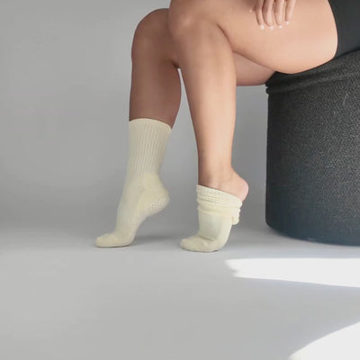 CASALEO Grip Socken in Butter Yellow Gelb, optimal für Pilates, Yoga und Barre beim Anziehen