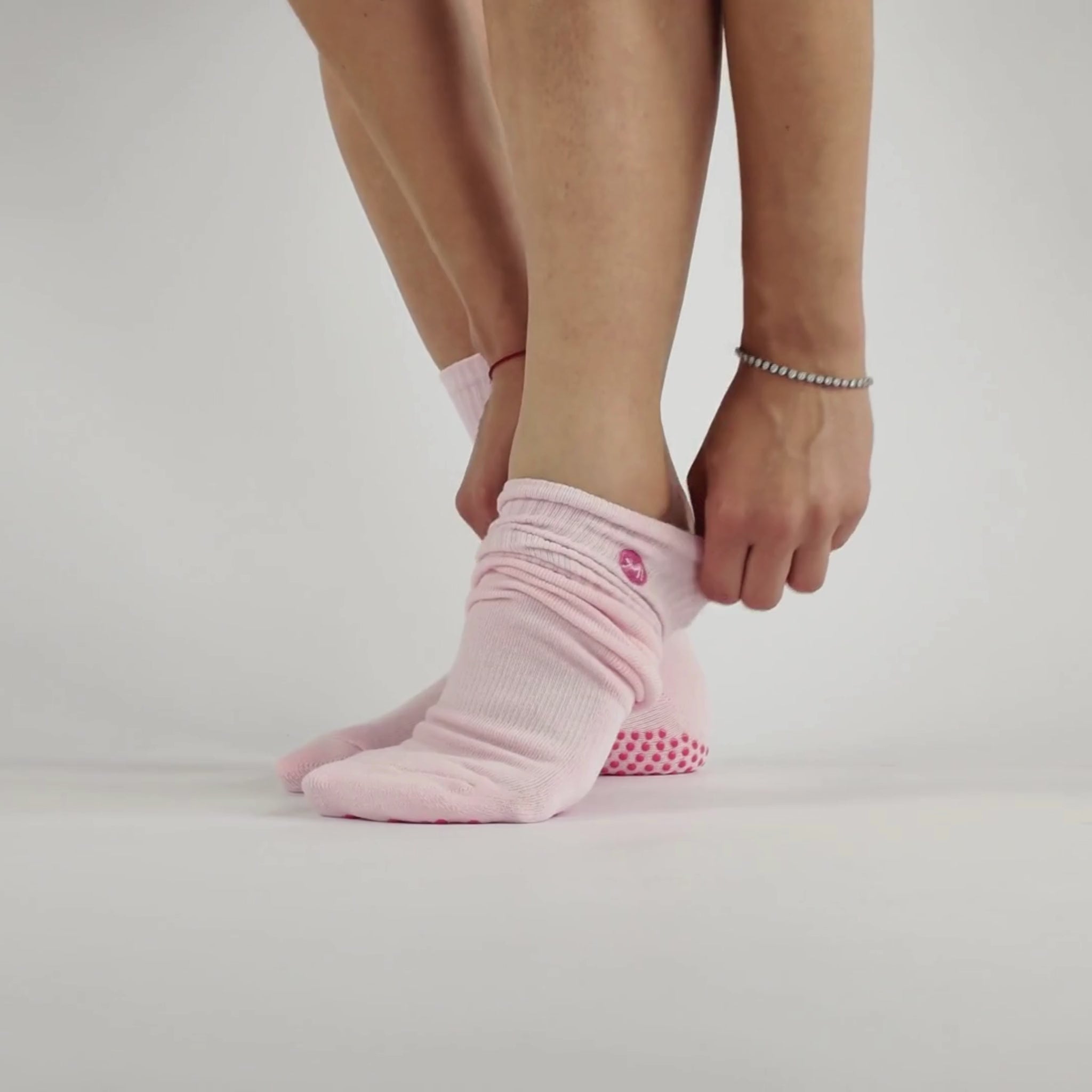 Video wie die CASALEO Grip Socken in Strawberry Foam Pink angezogen werden