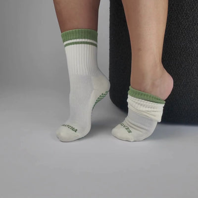 CASALEO Grip Socken in Oatmilk Weiß mit MATCHA LOVER Schrift in Grün beim Anziehen