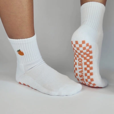 CASALEO Grip Socken mit roter, orangener und gelber Grip Sohle vor einer Fotoleinwand