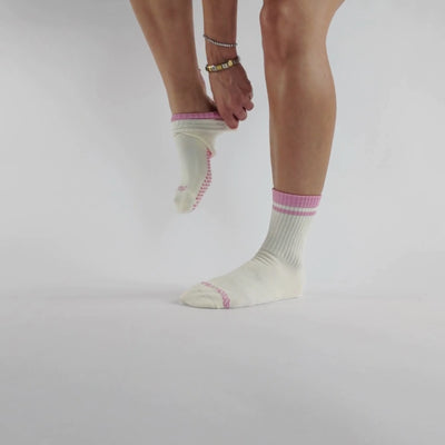 Video wie die Pilates Princess Socken von CASALEO angezogen werden