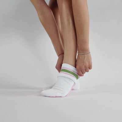 Video wie die CASALEO Grip Socken in Weiß mit grünem und pinken Streifen angezogen werden